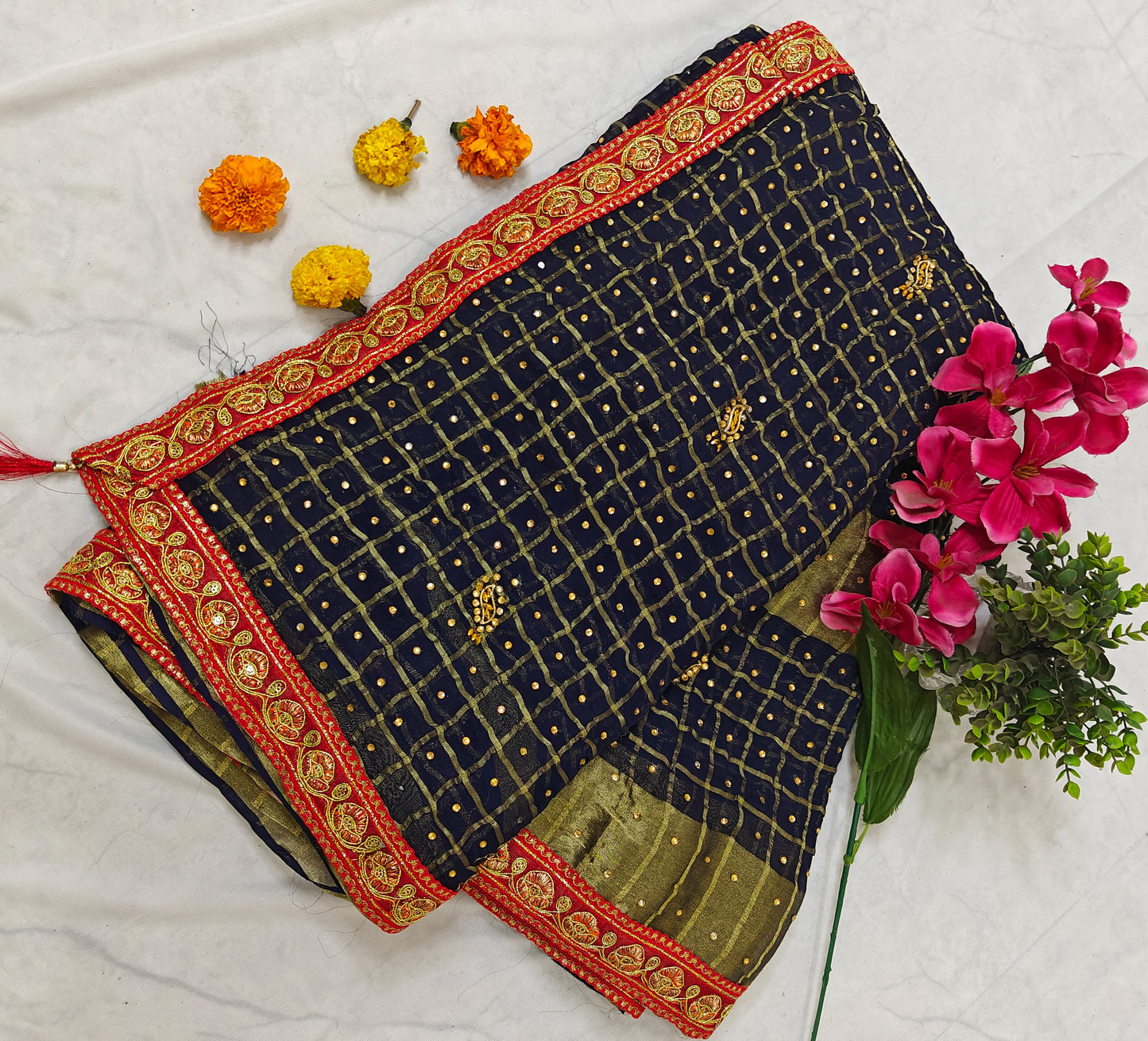 NAVY BLUE CRUSHED GEORGETTE BANDHANI SAREE WITH RED ZARI BORDER.