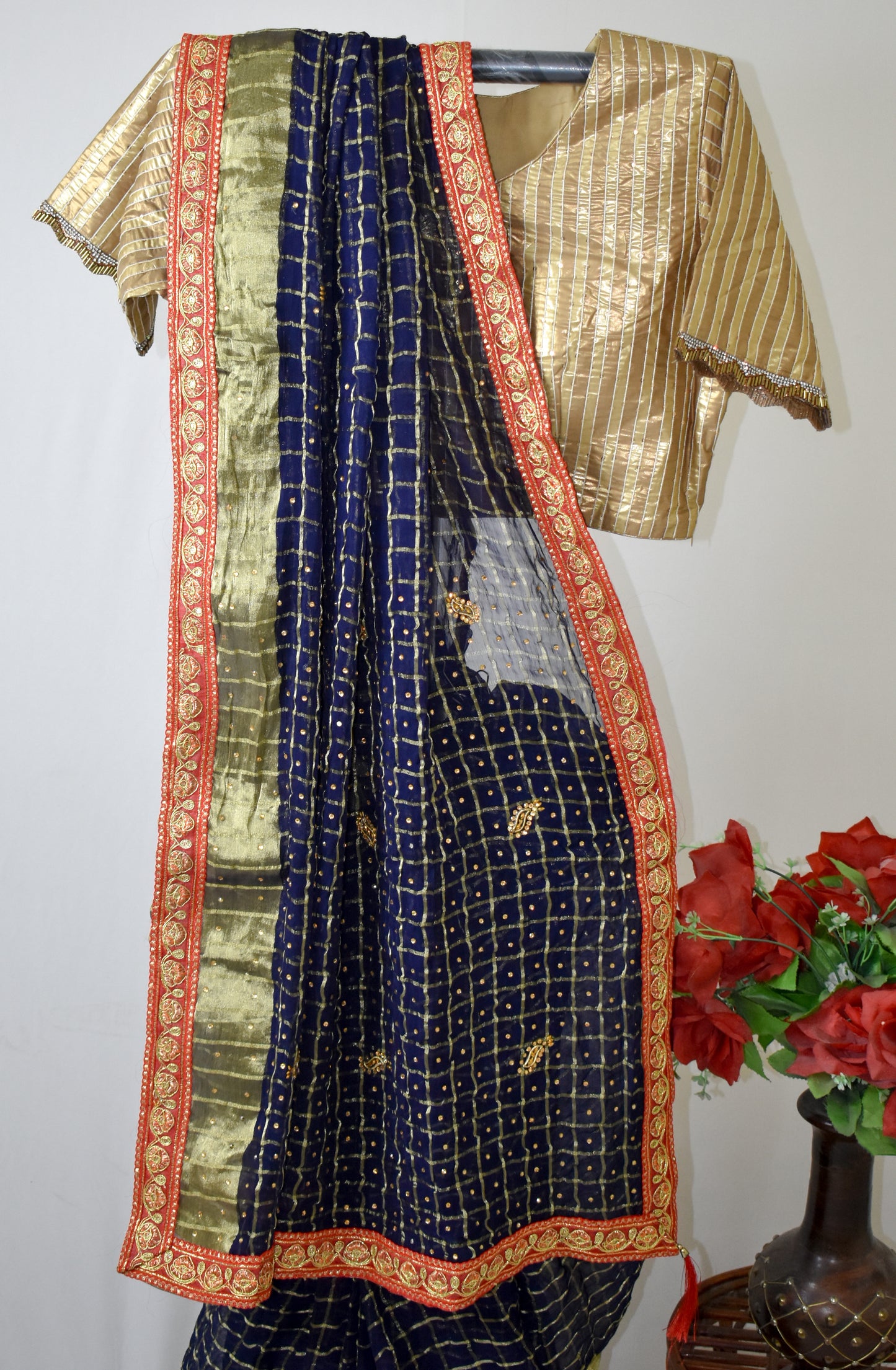 NAVY BLUE CRUSHED GEORGETTE BANDHANI SAREE WITH RED ZARI BORDER.