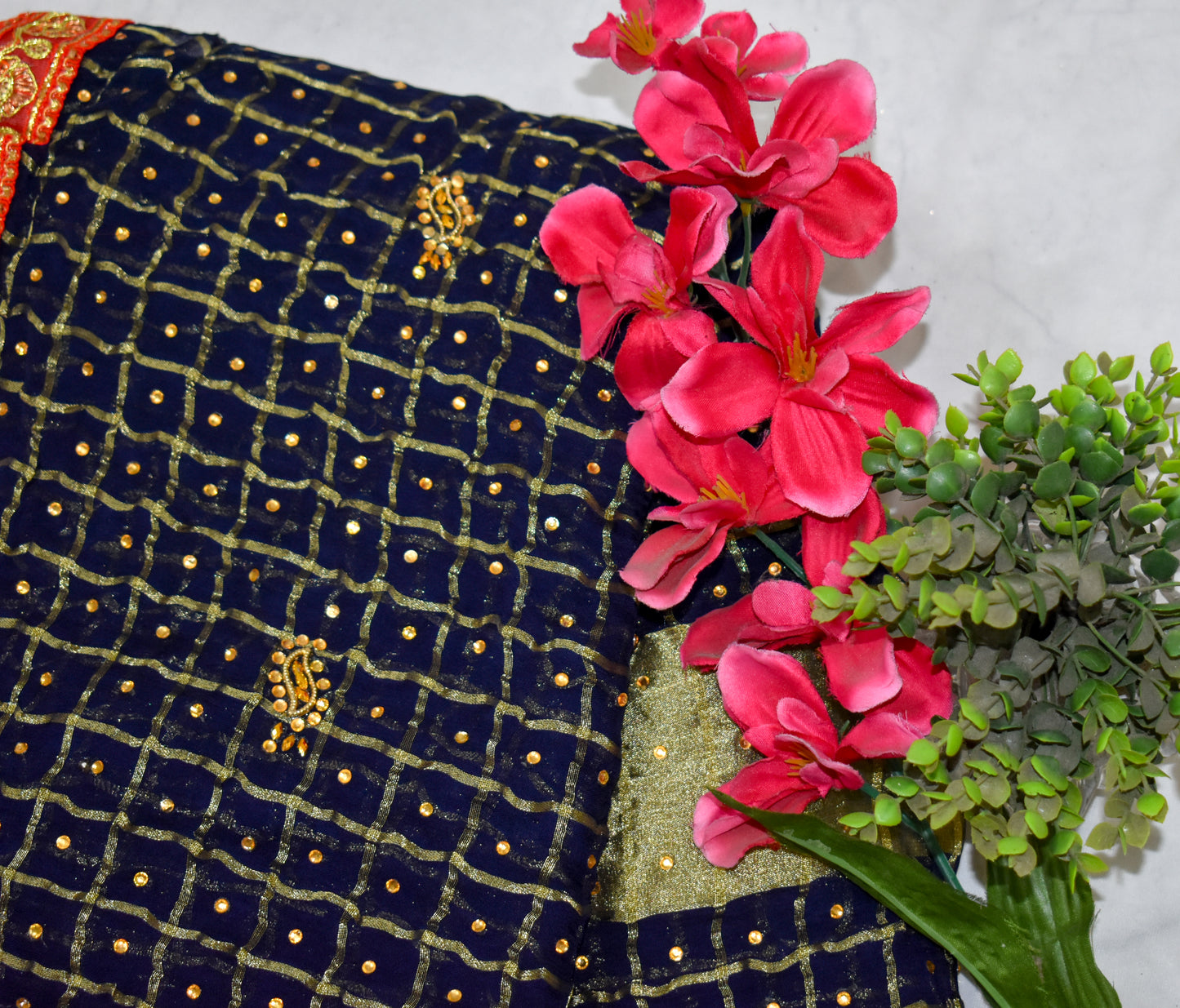 NAVY BLUE CRUSHED GEORGETTE BANDHANI SAREE WITH RED ZARI BORDER.