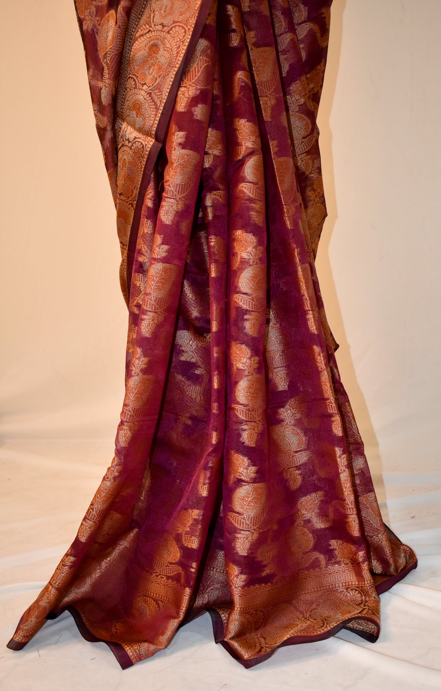 DARK PURPLE SILK BLEND SAREE WITH INTRICATE GOLDEN ZARI WEAVING.